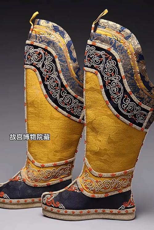 清代皇帝服饰规矩森严,单是穿戴就有专属档案,衣服鞋帽的材